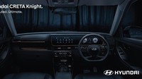Meski nuansa gelap terasa di interior mobil ini, Hyundai berusaha menyisipkan kesan elegan dengan pemberian aksen gold pada beberapa area, seperti list panel instrumen dan layar headunit, kemudian di bagian jok, dasbor, juga sedikit di bagian tuas transmisi. Foto: Dok. Hyundai