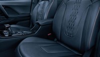 Tak hanya bagian luar yang gahar, bagian dalam mobil ini juga terkesan angker. Betapa tidak, interior mobil ini didominasi warna hitam, baik itu kursinya,  dasbornya, kemudian door trim-nya, hingga bagian panel instrumen dan layar  headunit-nya pun menggunakan warna dasar hitam. Foto: Dok. Hyundai