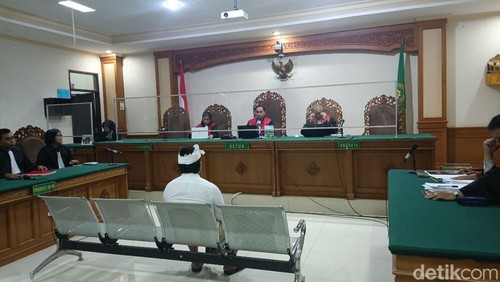 I Ketut Riana saat menjalani sidang di PN Tipikor Denpasar, Kamis (5/9/2024).