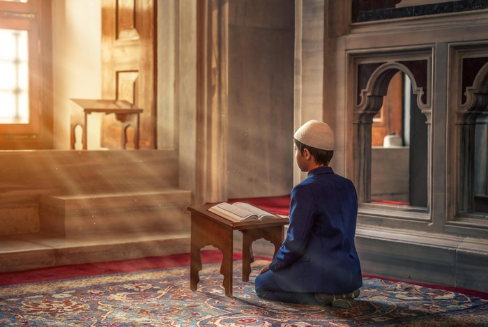 Ilustrasi seorang anak sedang membaca Al-Quran