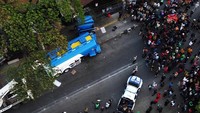 Truk tangki itu menghantam sejumlah kendaraan, mulai dari kendaraan roda dua hingga angkutan umum. 