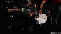 Tangisan pecah saat jenazah Faisal Basri dimasukkan ke liang lahat.  