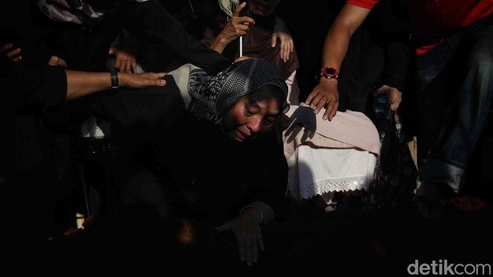 Isak Tangis Keluarga Pecah di Pemakaman Faisal Basri Jenazah ekonom senior Faisal Basri dimakamkan TPU Menteng Pulo, Jakarta Selatan, Kamis (5/9/2024). Isak tangis keluarga mengiringi pemakaman tersebut.