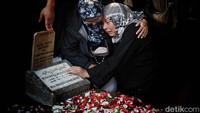 Jenazah Faisal Basri dimakamkan di liang yang sama dengan ayahnya.  
