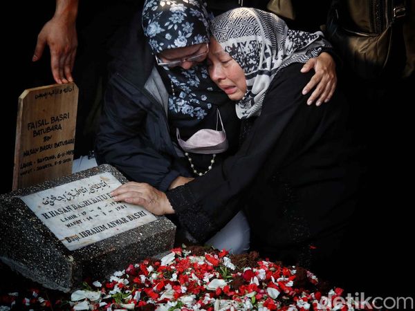 Isak Tangis Keluarga Iringi Pemakaman Faisal Basri