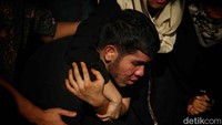 Terlihat para keluarga saling mengelus pundak masing-masing untuk saling menguatkan.  