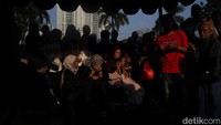 Para kerabat tampak mendoakan almarhum.  