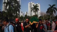 Jenazah Faisal Basri diusung untuk dimakamkan di TPU Menteng Pulo Blok AA 1, Blad 91, Kamis (5/9/2024).  