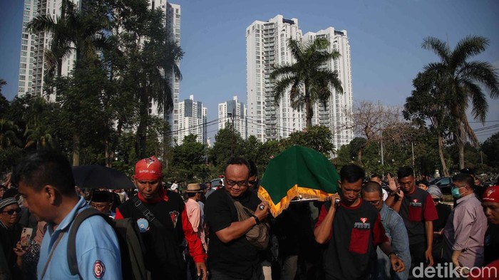 Isak Tangis Keluarga Pecah di Pemakaman Faisal Basri Jenazah ekonom senior Faisal Basri dimakamkan TPU Menteng Pulo, Jakarta Selatan, Kamis (5/9/2024). Isak tangis keluarga mengiringi pemakaman tersebut.