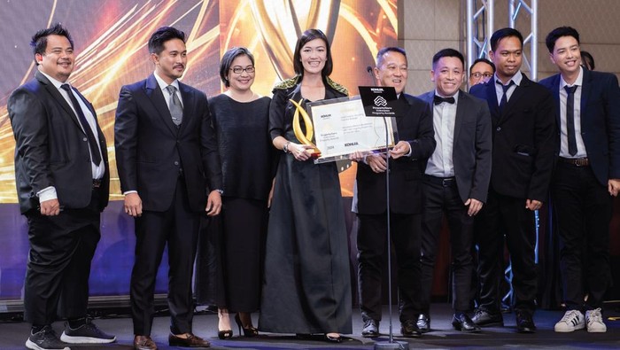 Chief Financial Officer (CFO) PT Jimbaran Hijau Augywati Joe (tengah) bersama jajaran tim Jimbaran Hijau pada saat menerima penghargaan “Best Luxury Housing Interior Design” untuk Villa Legong dari Natadesa Resort Residence di ajang PropertyGuru Indonesia Property Awards 2024.