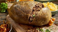 Haggis merupakan jajanan aneh asal Skotlandia. Terbuat dari campuran organ hewan, termasuk jantung, hati, dan paru-paru domba yang dimasak dengan bawang, oatmeal, lemak sapi, garam, dan rempah-rempah. Lalu, dibungkus dengan lapisan perut hewan. Foto: site news