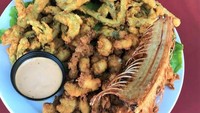 Tereakhir jajanan aneh berasal dari Amerika yaitu daging ular derik goreng. Satu restoran di Arizona menyajikan ular goreng lengkap dengan tulang belakangnya. Ular goreng itu dibumbui rempah dengan balutan tepung yang tipis. Foto: site news