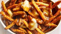 Jajanan aneh di dunia yang patut dicoba, yaitu poutine yang populer di Kanada. Berupa jajanan yang terdiri atas kentang goreng, keju, dan saus kental. Pertama kali, poutine ini ada sejak tahun 1950. Foto: site news