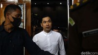 Harvey Moeis memasuki ruang sidang di Pengadilan Negeri Jakarta dengan memakai mengenakan kemeja putih, celana hitam, tanpa rompi tahanan.  