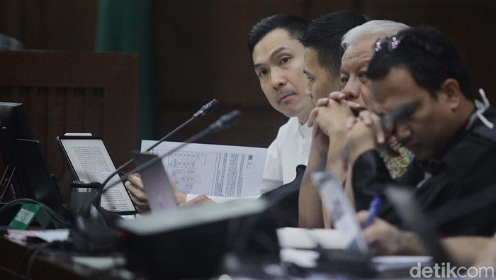 Harvey Moeis kembali jalani sidang lanjutan kasus dugaan korupsi pengelolaan tata niaga komoditas timah. Ia terlihat serius mendengarkan keterangan saksi di Pengadilan Tipikor, Jakarta.