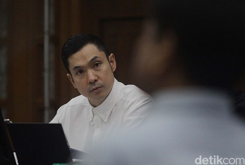Harvey Moeis kembali jalani sidang lanjutan kasus dugaan korupsi pengelolaan tata niaga komoditas timah. Ia terlihat serius mendengarkan keterangan saksi di Pengadilan Tipikor, Jakarta.