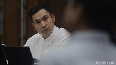 Jalani Sidang, Harvey Moeis Serius Dengarkan Keterangan Saksi