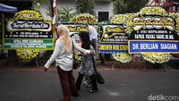 Karangan bunga duka cita itu dikirim oleh tokoh maupun rekan Faisal Basri.  