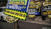 Salah satu karangan bunga dikirim oleh Keluarga Besar LPEM FEB UI.  