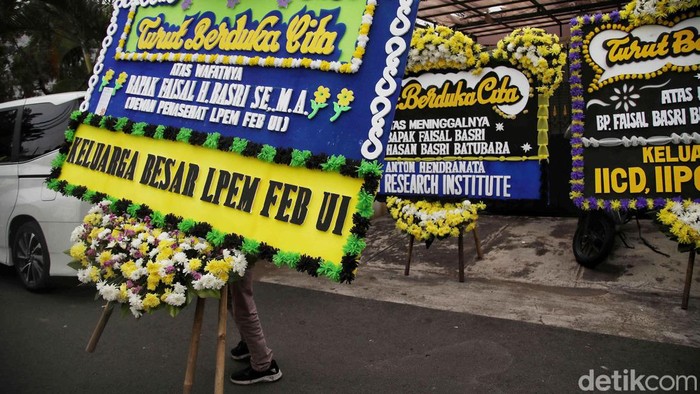 Jejeran Karangan Bunga Duka Cita Hiasi Rumah Duka Faisal Basri Faisal Basri meninggal dunia setelah terkena serangan jantung. Karangan bunga dari sejumlah tokoh pun menghiasi rumah duka Ekonom UI tersebut.