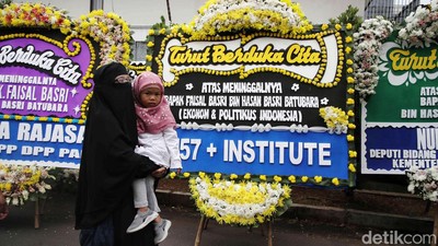 Jejeran Karangan Bunga Hiasi Rumah Duka Faisal Basri