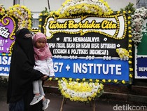 Jejeran Karangan Bunga Hiasi Rumah Duka Faisal Basri