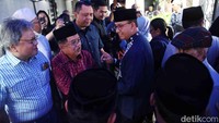 Mantan Gubernur DKI Jakarta Anies Baswedan juga melayat ke rumah duka Faisal Basri. Anies sempat bertemu dan berbincang dengan JK di rumah duka tersebut.  