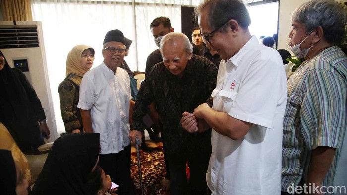 JK, Anies dan Bahlil Melayat Faisal Basri Wakil Presiden RI ke-10 dan ke-12 Jusuf Kalla, antan Gubernur DKI Jakarta Anies Baswedan, dan Menteri ESDM Bahlil Lahadalia melayat ke rumah duka Faisal Basri, Kamis (5/9/2024).