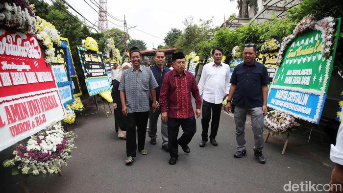 JK, Anies dan Bahlil Melayat Faisal Basri Wakil Presiden RI ke-10 dan ke-12 Jusuf Kalla, antan Gubernur DKI Jakarta Anies Baswedan, dan Menteri ESDM Bahlil Lahadalia melayat ke rumah duka Faisal Basri, Kamis (5/9/2024).