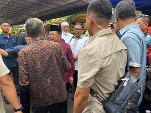JK, Boediono, hingga Anies Melayat ke Rumah Duka Faisal Basri