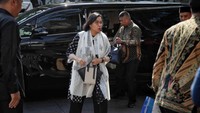 Menteri Keuangan Sri Mulyani juga terlihat hadir.  