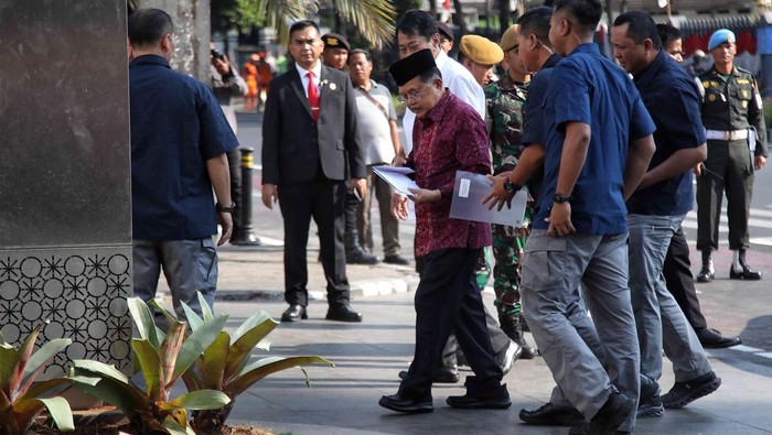 JK-Sinta Nuriyah Wahid Hadiri Dialog Lintas Agama Bareng Paus Fransiskus Paus Fransiskus menggelar dialog lintas agama di Masjid Istiqlal, Jakarta, Kamis (5/9/2024). Dialog dihadiri sejumlah tokoh mulai dari Jusuf Kalla hingga Sinta Nuriyah Wahid.