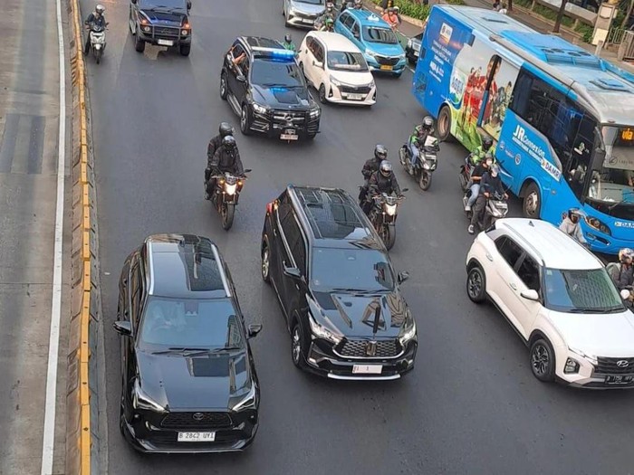 Jokowi pakai Kijang Innova Zenix RI 1