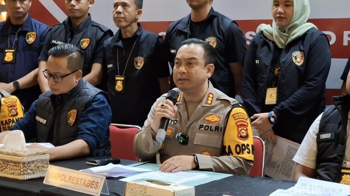 Kapolres Palembang Kombes Harryo menjelaskan peran para pelaku saat membunuh dan memerkosa siswi SMP