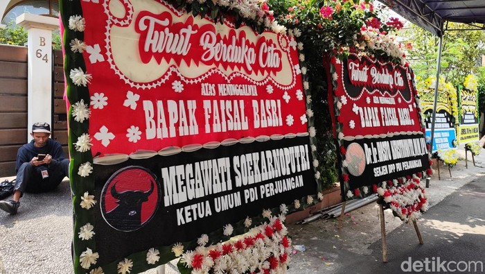 Karangan bunga di rumah duka Faisal Basri. (Azhar/detikcom)