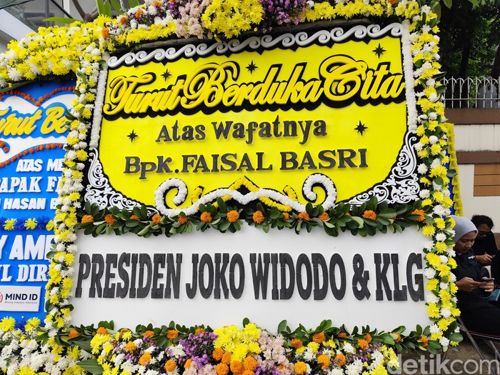 Karangan bunga duka cita dari Presiden Jokowi dan keluarga untuk Almarhum Faisal Basri. (Azhar Bagas Ramadhan/detikcom)