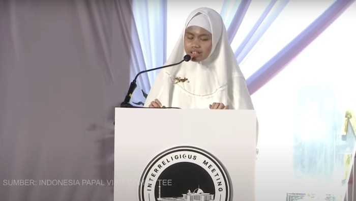Kayla Nur Syahwa, saat membacakan ayat suci Al-Quran di hadapan Paus Fransiskus, di Masjid Istiqlal, Jakarta, Kamis (5/9/2024).