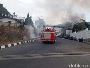 13 Mobil Damkar Dikerahkan Padamkan Kebakaran Pabrik Benang di Sumedang