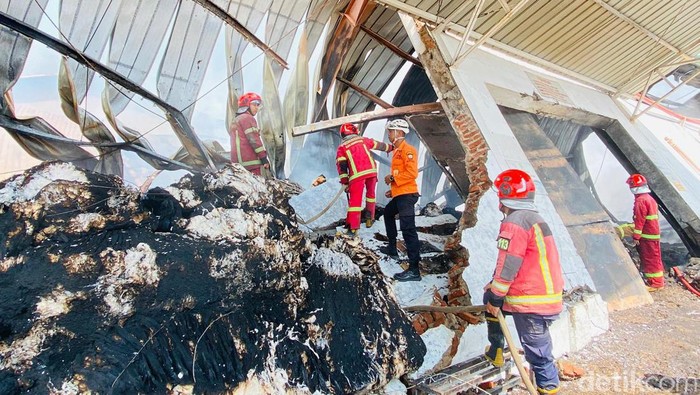 Kebakaran pabrik benang di Sumedang