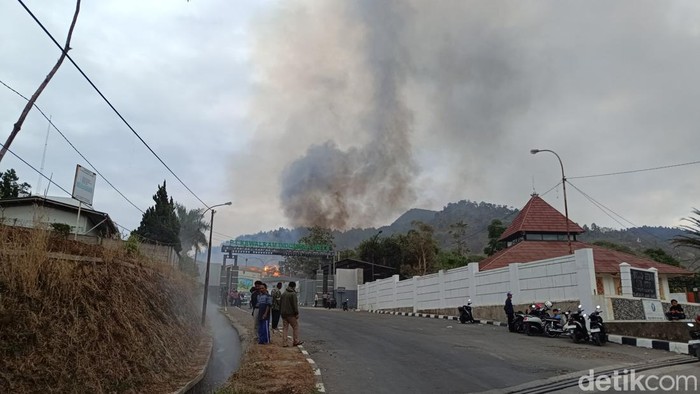 Kebakaran pabrik benang di Sumedang.