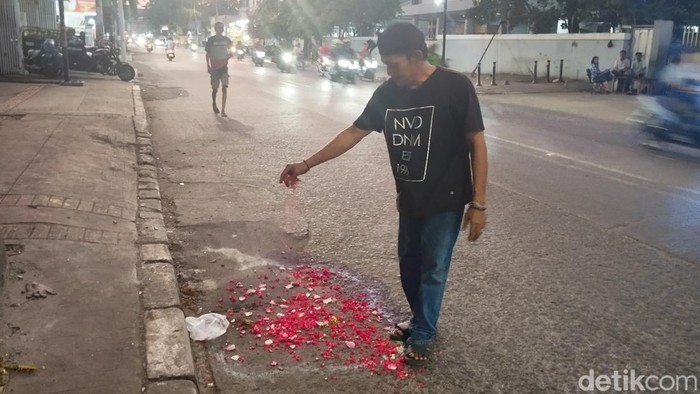 Keluarga korban tewas kecelakaan truk tangki Plumpang gelar tabur bunga di TKP.