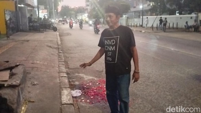 Keluarga korban tewas kecelakaan truk tangki Plumpang gelar tabur bunga di TKP.