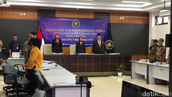 Ketua Bawaslu Sleman Arjuna Al Ichsan Siregar menjalani sidang etik yang digelar DKPP di Kantor KPU DIY, Kamis (5/9/2024).