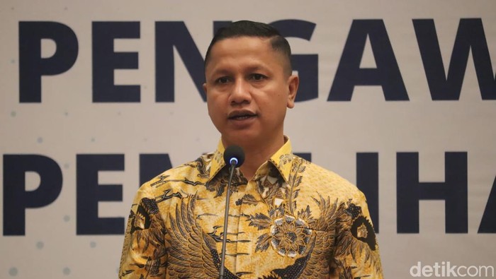 Ketua Divisi Pencegahan, Partisipasi Masyarakat, dan Hubungan Masyarakat (Parmas) Bawaslu NTB, Hasan Basri, memberikan sambutan di acara Sosialisasi Peran dan Ruang Kelompok Rentan dalam Pengawasan Partisipatif pada Pilkada Serentak di salah satu hotel Mataram, Kamis (5/9/2024). (Lalu Helmy Akbar/detikBali)