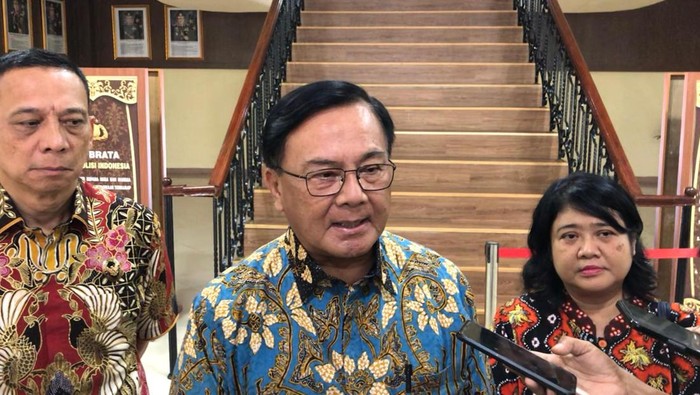 Ketua Harian Komisi Kepolisian Nasional (Kompolnas) Benny Mamoto saat memberikan keterangan usai melakukan supervisi di Polda Kepri. (Alamudin Hamapu/detikSumut)