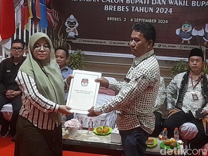 Ketua KPU Kabupaten Brebes mengembalikan berkas pendaftaran Pilkada 2024 dari Ady Setiawan-Waidin karena tidak memenuhi syarat, Kamis (5/9/2024) dini hari.