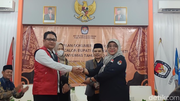 Ketua PSI Banyumas, Soni Barata, menyerahkan berkas pencalonan Maruf-Yulianti ke Ketua KPU Banyumas, Kamis (5/9/2024) dini hari.