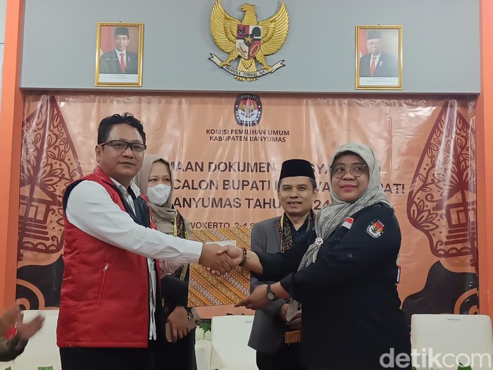 Ketua PSI Banyumas, Soni Barata, menyerahkan berkas pencalonan Maruf-Yulianti ke Ketua KPU Banyumas, Kamis (5/9/2024) dini hari.
