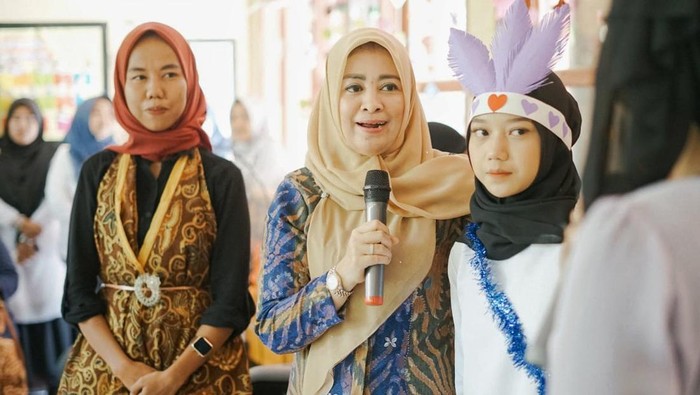 Ketua TP PKK Kabupaten Karawang Vida Syaepuloh saat memberikan materi Sekoper Jabar di SDN Gombongsari Karawang