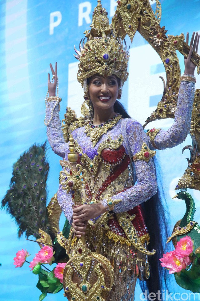 Sang desainer menjelaskan bahwa ia bersama Tata yang kuliah di jurusan Fashion Desain memilih tema pentingnya pendidikan dan keberlangsungan. “Bersama Tata, kami mengangkat keagungan Dewi Saraswati yang keberadaannya punya nilai universal, mengajarkan pentingnya ilmu pengetahuan. Dan relate dengan Tata yang fokus pada masalah sustainable, ada atribut Genitri yang bermakna selalu berkesinambungan, tidak ada ujung tidak ada akhir,” jelas Inggi. Foto: Pradita Utama